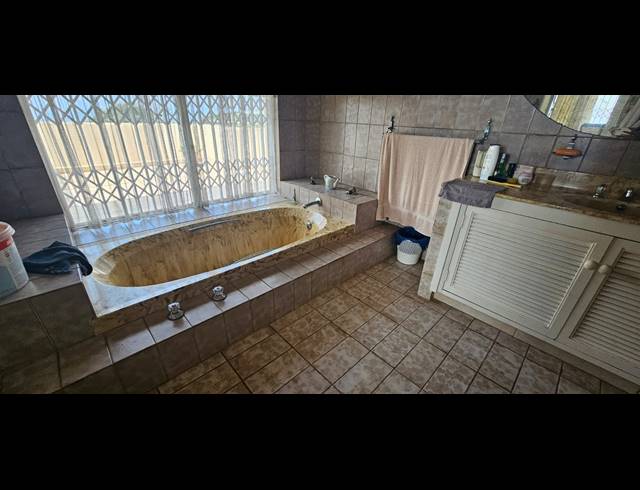 4 BEDROOM HOUSE FOR SALE IN MANABA BEACH